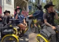 Critican a Christian Nodal en redes por no estar con su hija mientras participa en la Bici Karaoke