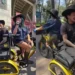Critican a Christian Nodal en redes por no estar con su hija mientras participa en la Bici Karaoke