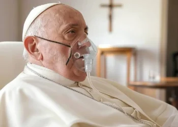 ¿El Papa Francisco deberá aprender a hablar otra vez por su oxigenoterapia?