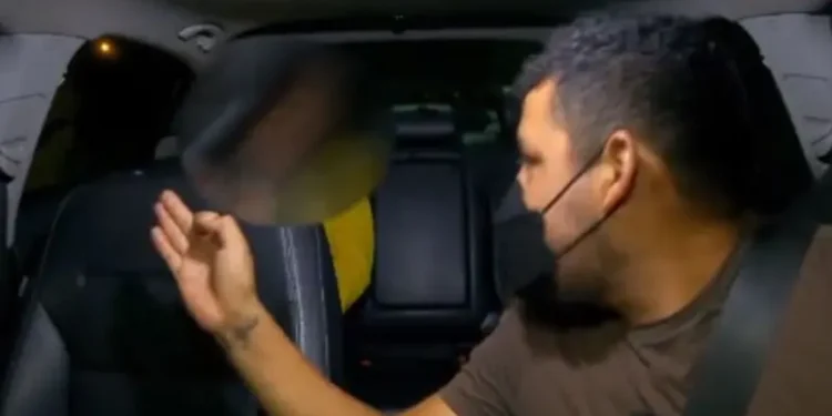 Conductor echa a pasajera del auto tras pelea: ‘Eso te pasa por grosera’