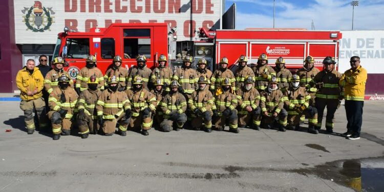 Bomberos piden el pago por sus horas extra