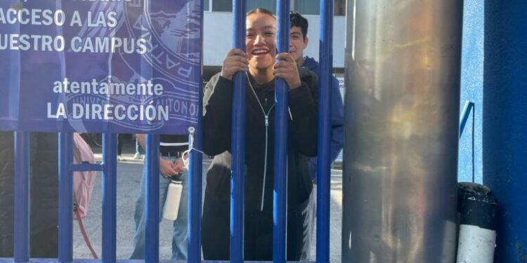 VIDEO | Protesta bloquea los accesos a la Facultad de Derecho y Contaduría