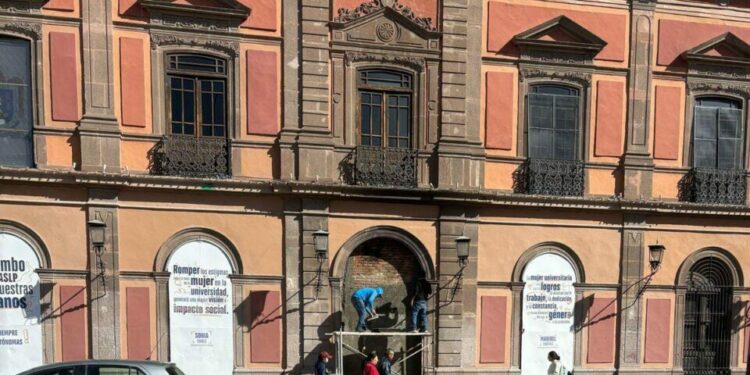 Sustituyen la puerta quemada en la UASLP
