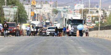 Protesta de vecinos bloquea Periférico en ambos sentidos por falta de agua