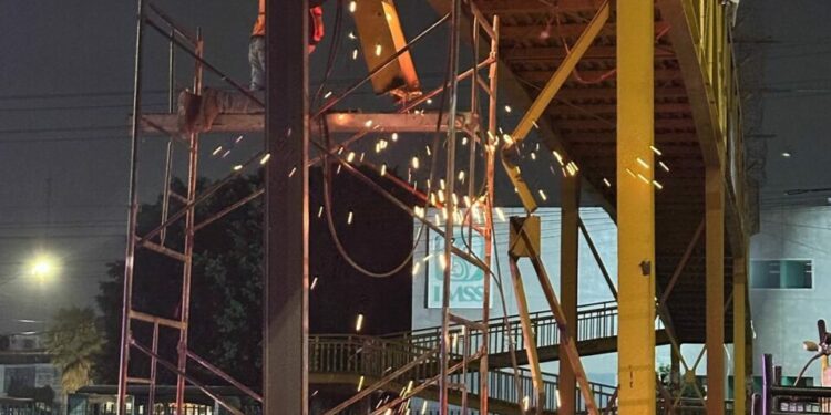 VIDEO | El puente peatonal frente al IMSS 45 estará listo mañana, con la supervisión del alcalde