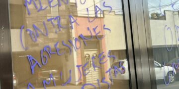 Víctima decide hacer pintas en la CEDH por la omisión en la atención de sus quejas