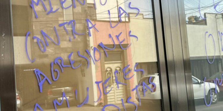 Víctima decide hacer pintas en la CEDH por la omisión en la atención de sus quejas