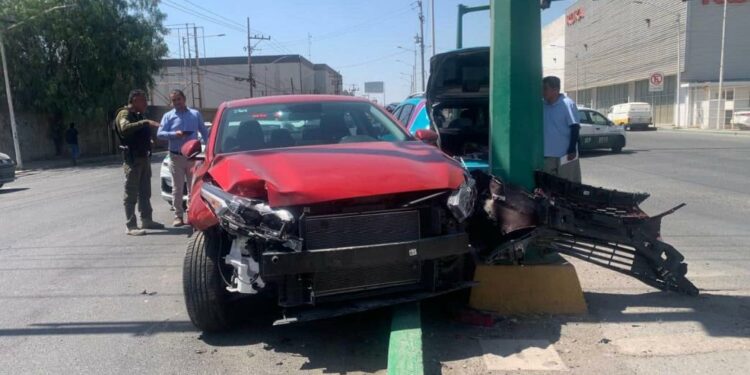 Accidente en Avenida Industrias ocasiona daños considerables en la zona