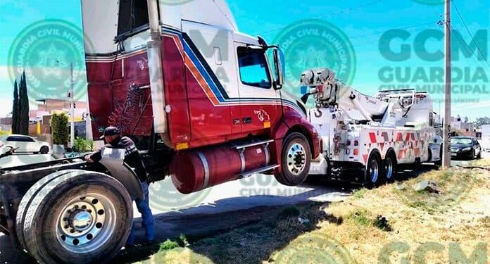 En El Zapote localizan tráiler robado