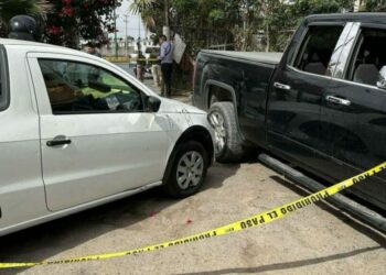 Hombre baleado y asaltado luego de salir de un banco; los delincuentes huyen a pie