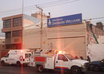 Protección Civil auxilia a persona en situación de riesgo sobre una bodega