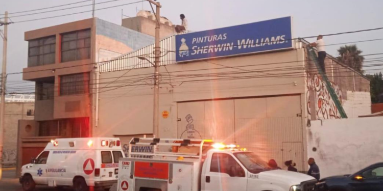 Protección Civil auxilia a persona en situación de riesgo sobre una bodega