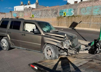 Camioneta sufre graves daños tras chocar contra poste en el río Santiago a alta velocidad