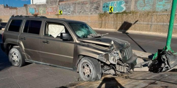 Camioneta sufre graves daños tras chocar contra poste en el río Santiago a alta velocidad