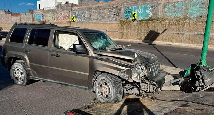 Camioneta sufre graves daños tras chocar contra poste en el río Santiago a alta velocidad