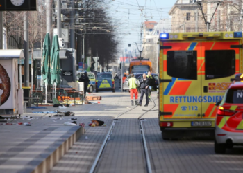 Automóvil arrolla a multitud en Mannheim, Alemania, dejando varias víctimas