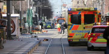 Automóvil arrolla a multitud en Mannheim, Alemania, dejando varias víctimas