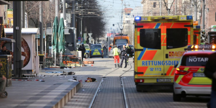 Automóvil arrolla a multitud en Mannheim, Alemania, dejando varias víctimas