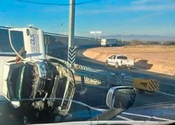 Camión de volteo sufre volcadura en la carretera a Matehuala; solo daños materiales