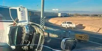 Camión de volteo sufre volcadura en la carretera a Matehuala; solo daños materiales