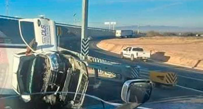 Camión de volteo sufre volcadura en la carretera a Matehuala; solo daños materiales