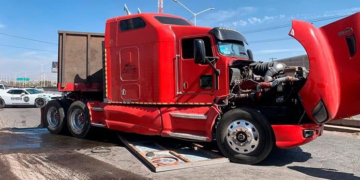 Tráiler sufre daños tras caída de señalética en el Anillo Periférico Norte