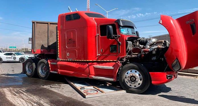 Tráiler sufre daños tras caída de señalética en el Anillo Periférico Norte