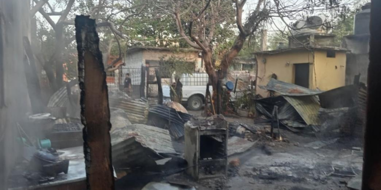 Matan a hombre en su hogar en Tamúin; horas después incendian la vivienda