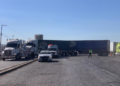 Choque entre camioneta y tráiler deja cuantiosos daños materiales en la carretera 57