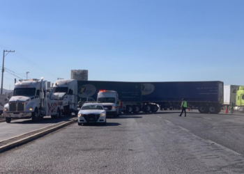 Choque entre camioneta y tráiler deja cuantiosos daños materiales en la carretera 57