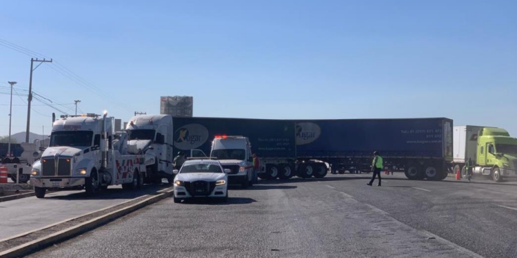Choque entre camioneta y tráiler deja cuantiosos daños materiales en la carretera 57