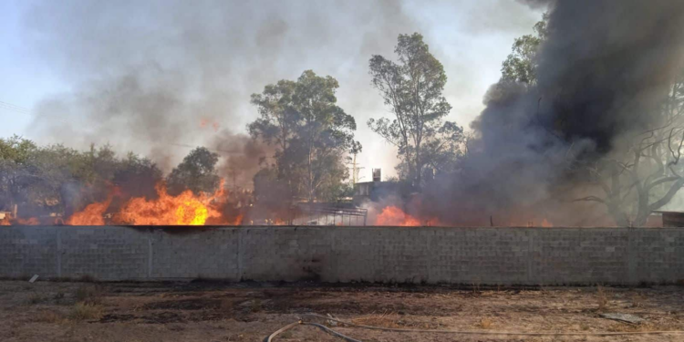 FGE espera dictamen de Bomberos sobre incendios en almacén de tarimas en carretera a Matehuala
