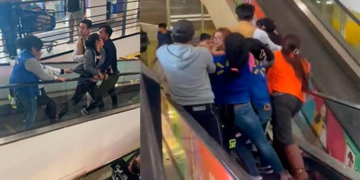 Robo en Walmart desata pelea en Macroplaza: Mujer Enfrenta a empleados y seguridad