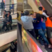 Robo en Walmart desata pelea en Macroplaza: Mujer Enfrenta a empleados y seguridad