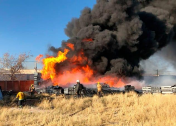 Reiterados conatos de incendio en predio de de tarimas de plástico obligan a bomberos a intervenir varias veces