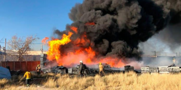 Reiterados conatos de incendio en predio de de tarimas de plástico obligan a bomberos a intervenir varias veces
