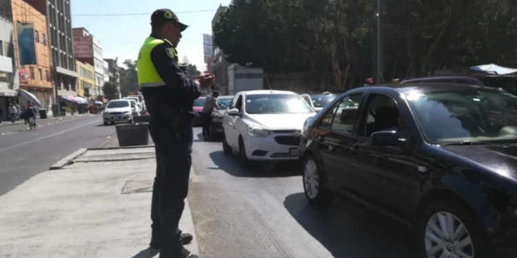 Hombre que se hacía pasar por agente de tránsito es arrestado en Coyoacán