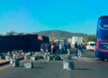 Aparatosa volcadura de tráiler en la ‘57 deja cuatro lesionados y daños materiales