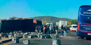 Aparatosa volcadura de tráiler en la ‘57 deja cuatro lesionados y daños materiales
