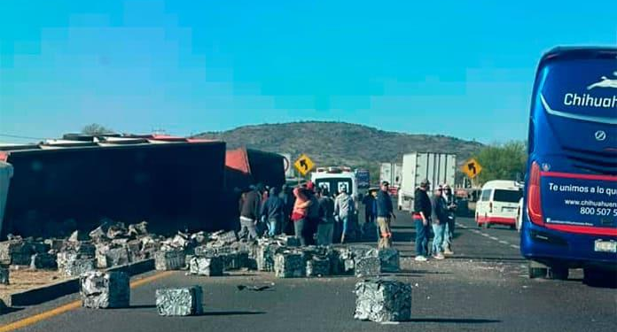 Aparatosa volcadura de tráiler en la ‘57 deja cuatro lesionados y daños materiales