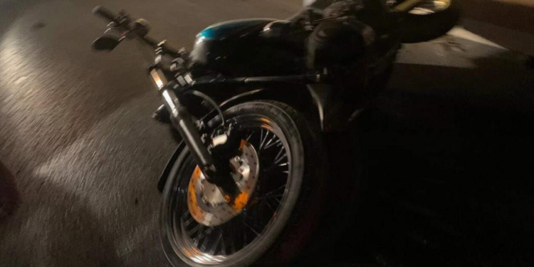 Motociclista muere tras derrapar y chocar contra muro en el Distribuidor Benito Juárez