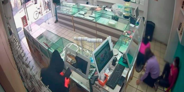 A plena luz del día: Delincuentes roban en joyería en el Centro Histórico