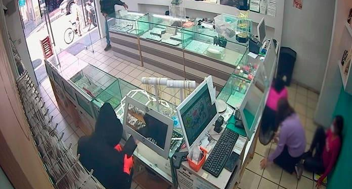 A plena luz del día: Delincuentes roban en joyería en el Centro Histórico