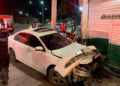 Conductor lesionado tras chocar contra un poste y una llantera en la carretera a Rioverde