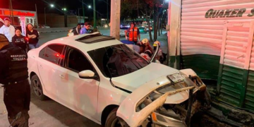 Conductor lesionado tras chocar contra un poste y una llantera en la carretera a Rioverde