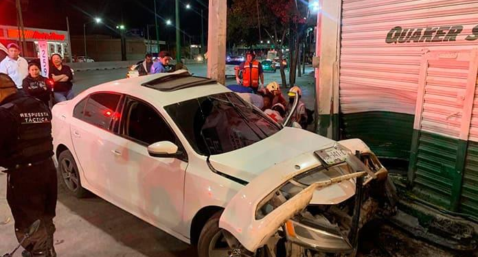 Conductor lesionado tras chocar contra un poste y una llantera en la carretera a Rioverde