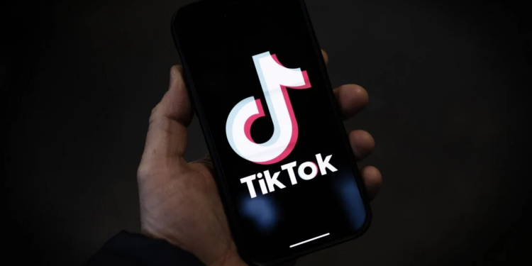 Trump asegura que un fondo soberano estadounidense podría adquirir TikTok