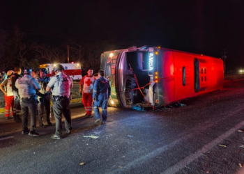 Chofer de autobús pierde el control y vuelca en carretera
