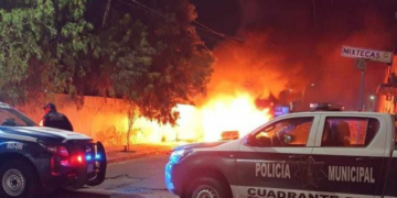 Dos hombres asesinados y quemados junto a un vehículo de lujo en Edomex 