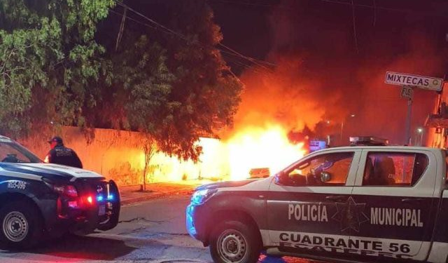 Dos hombres asesinados y quemados junto a un vehículo de lujo en Edomex 
